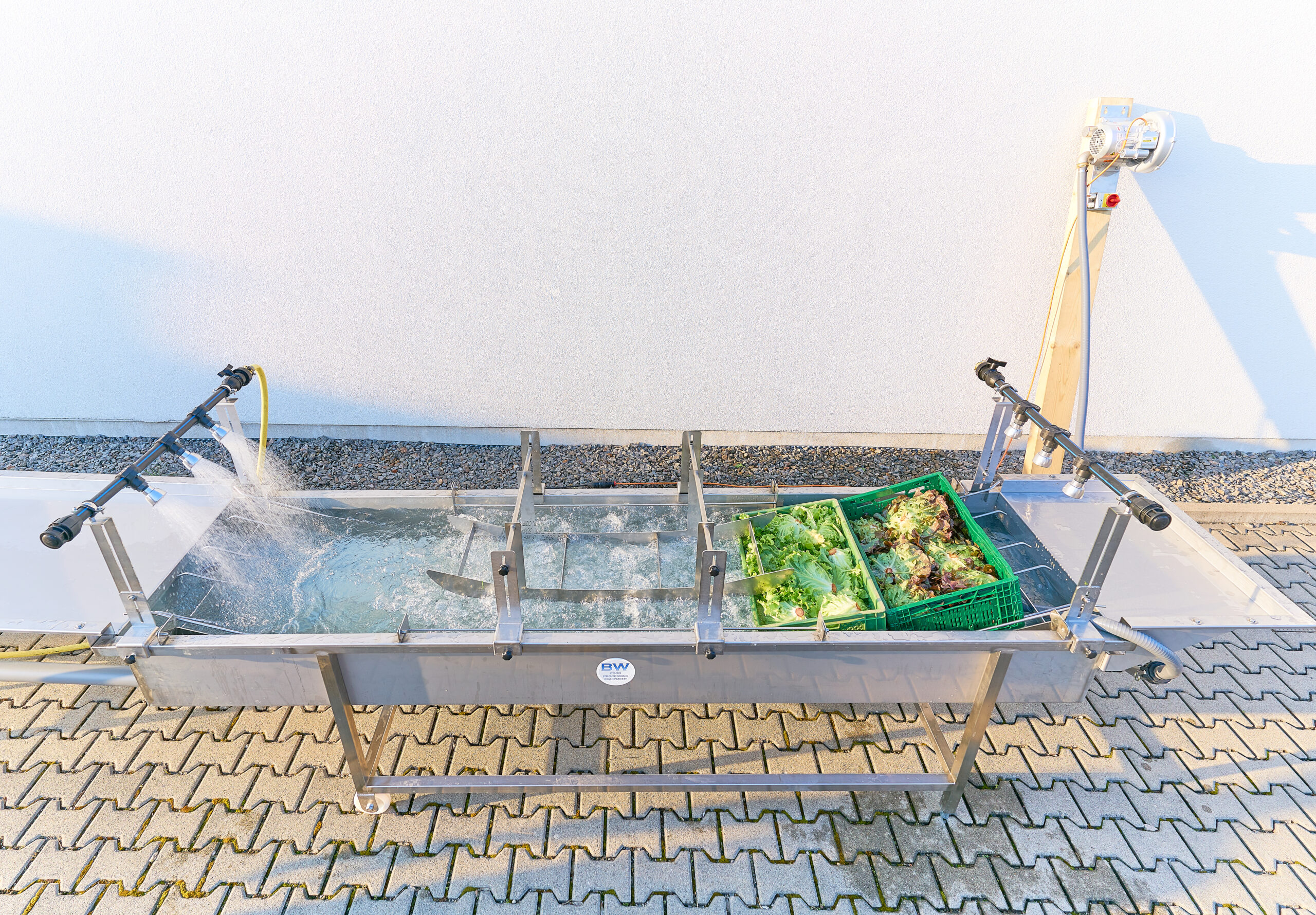 Durchschubwaschalage mit weißem Hintergrund